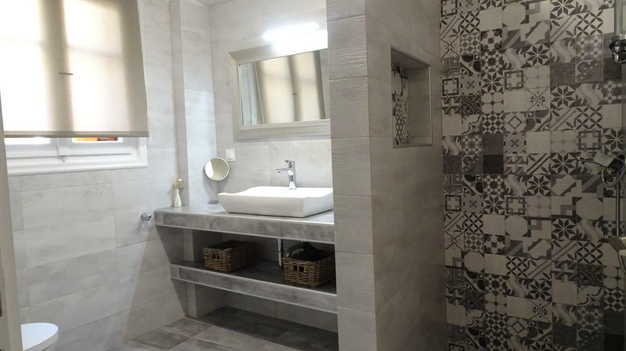 Elegant And Comfortable Apartment In The City Center Ermoupoli Exterior foto